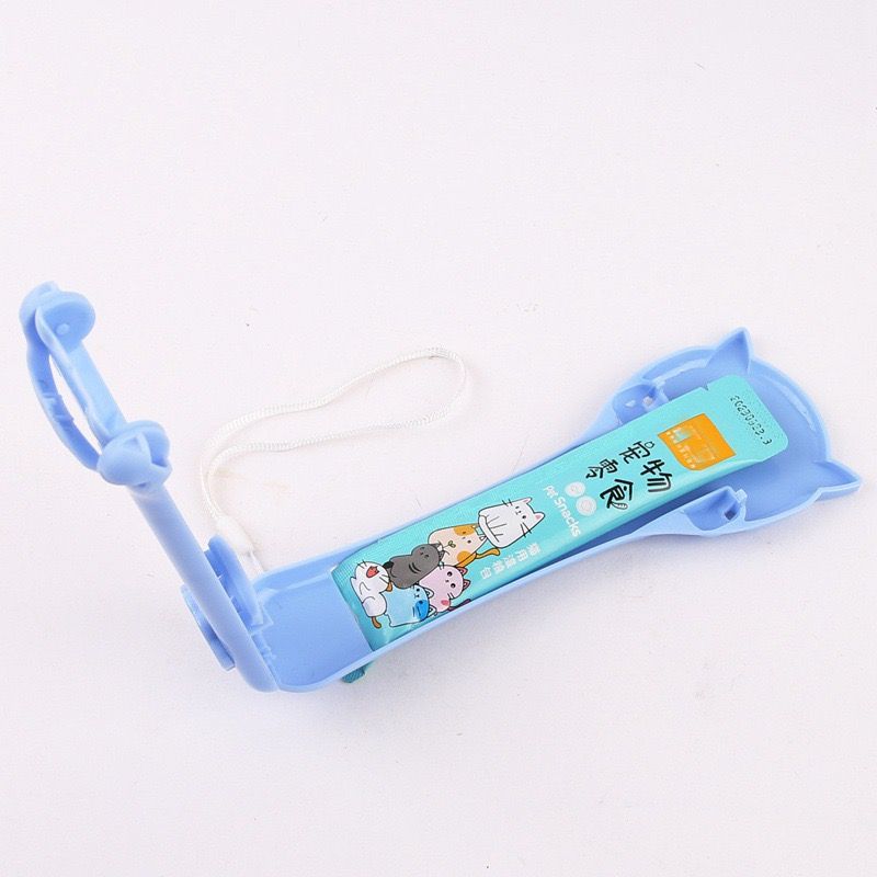 Cat Treat Paste Dispenser Spoon with Cat Paw Push Button – Portable Squeeze Feeder for Wet Food, Mess-Free Outdoor Use, Easy Clean Food-Grade PP, Cute Ear-Shaped Scoop Design (Blue)